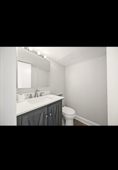 Building Photo - 100 N Brookhaven Dr