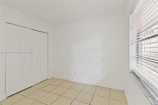 Building Photo - 1095 W 77th St