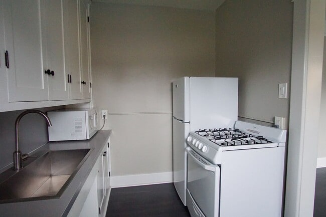 Building Photo - Top Floor Vintage Studio with Modern Renovations + ONE MONTH FREE!