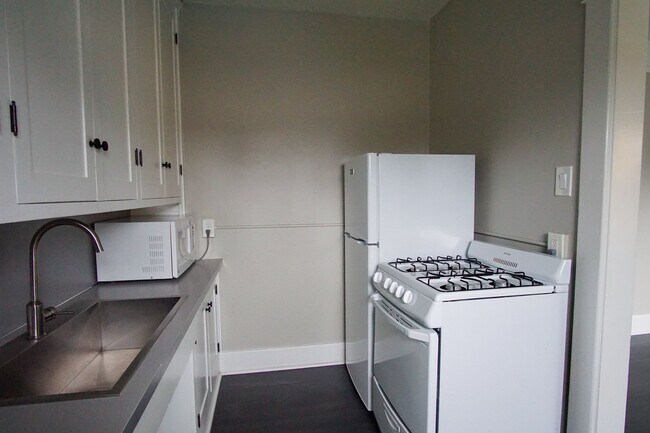 Building Photo - Top Floor Vintage Studio with Modern Renovations!