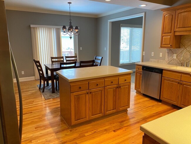 Building Photo - Wonderful Fox Chase home with fantastic sp...