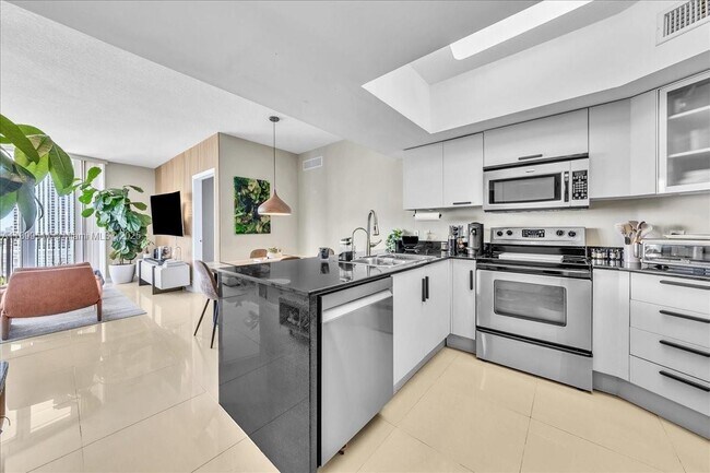 Building Photo - 1750 N Bayshore Dr