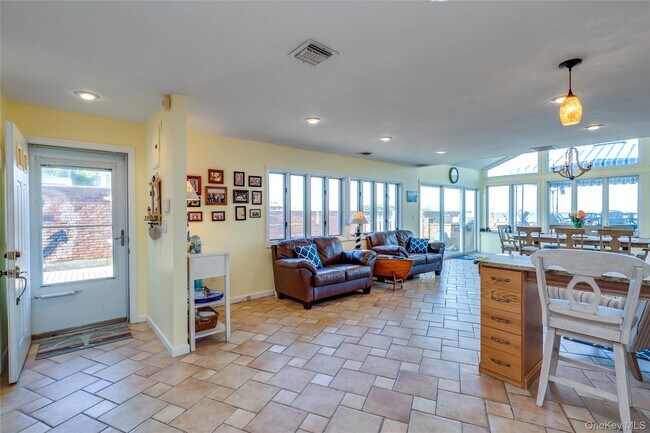 Building Photo - 138 Asharoken Ave