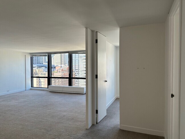 Building Photo - 910 N Lake Shore Dr
