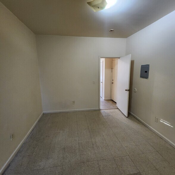 Building Photo - 651 S 13th St