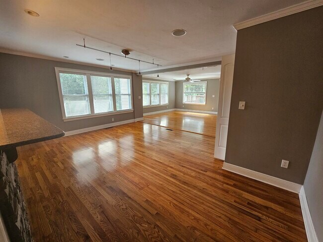 Building Photo - 850 Brookwood Dr