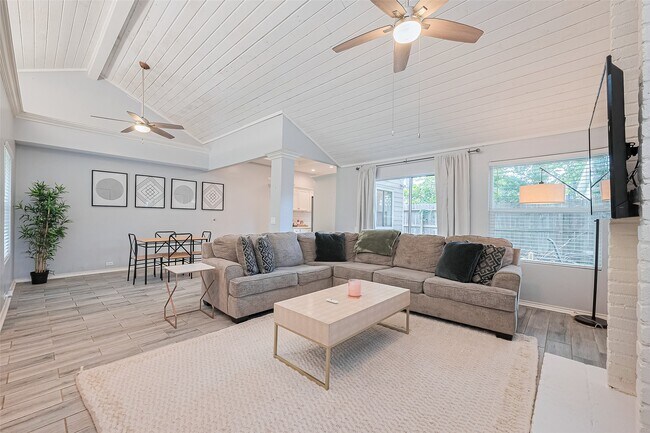 Building Photo - 8711 Pines Pl Dr