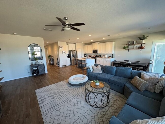 Building Photo - 12000 Saddle Rock Dr