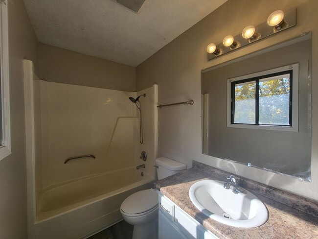 Building Photo - 4 Bedroom split-level home with garage!