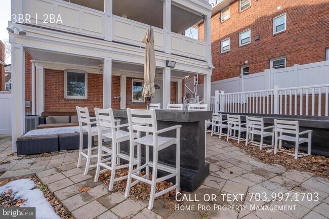 Building Photo - Arlington dulpex, top unit w/bacony overlo...