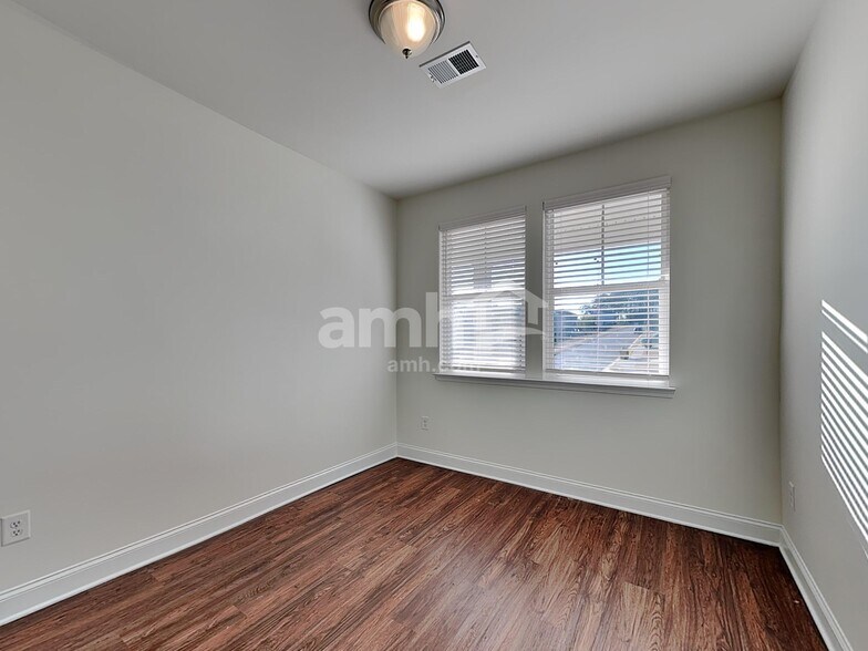 Building Photo - 119 Fairway Crossing Way