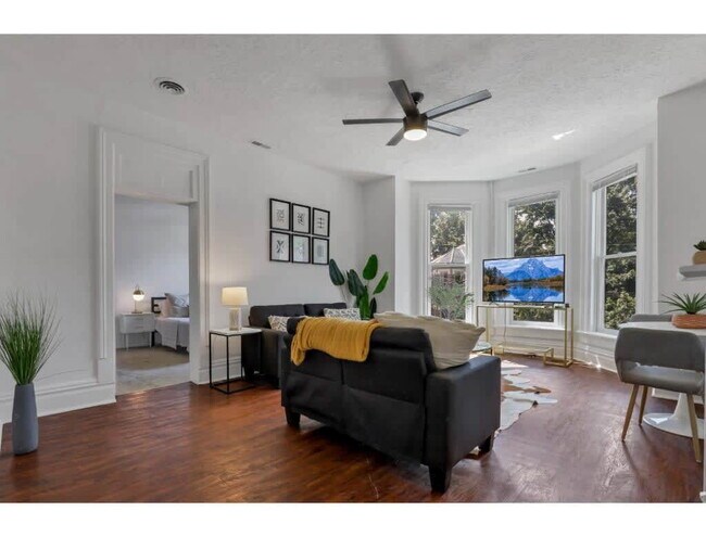 Building Photo - The Artist's Apt. | 2BR | Short North | +Parking