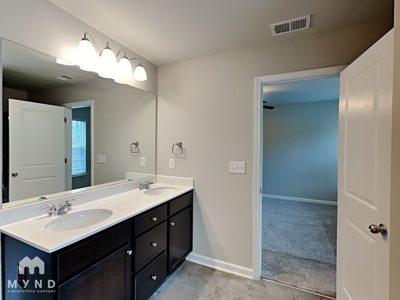 Building Photo - 5097 Lower Elm St