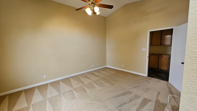 Building Photo - SW Bakersfield Home for Lease