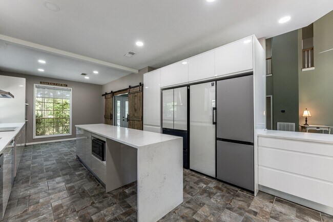 Building Photo - 1002 Amesbury Ct