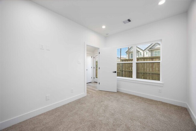 Building Photo - 6735 Peerless St