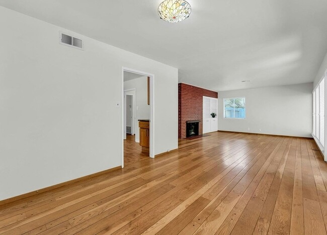 Building Photo - 8425 Pioneer Dr