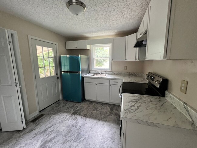 Building Photo - Cozy 2 Bedroom/ 1 Bath Cottage in West Nas...
