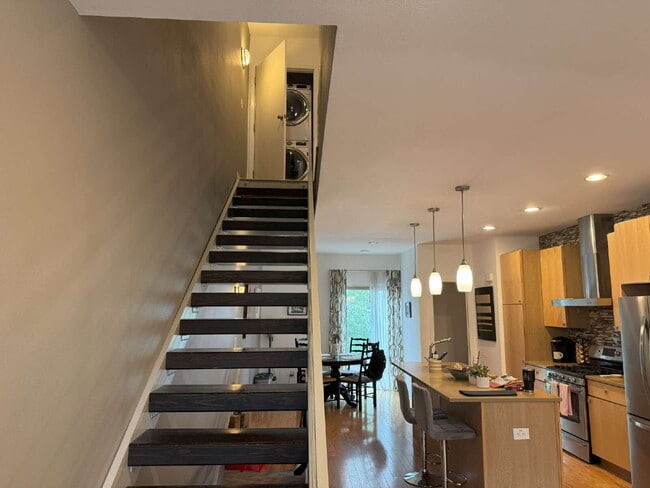 Building Photo - 826 25th St