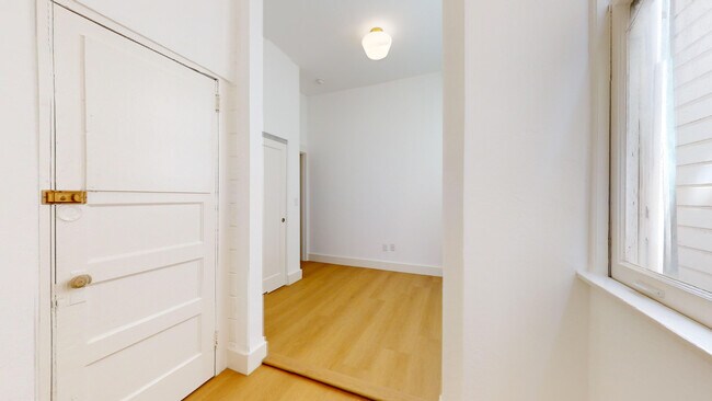 Building Photo - 550 Baker St