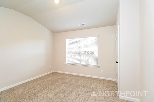 Building Photo - Beautiful 3BR 3.5BA Townhome w/ Full Appliance Kitchen Garage Parking in University