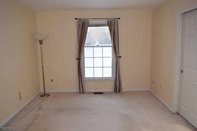 Building Photo - 65 Jamestown Rd