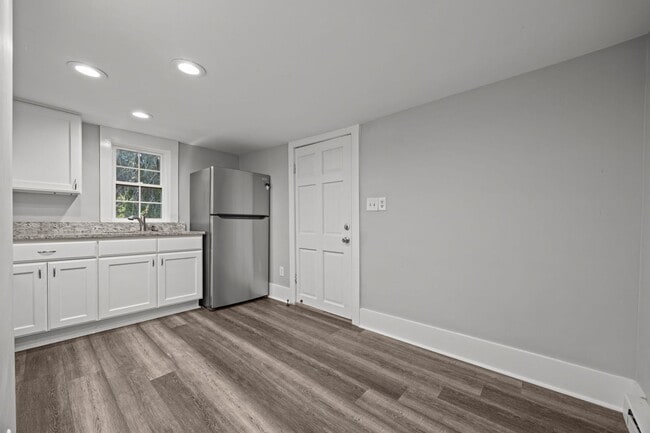 Building Photo - Newly Renovated 2 bed 1 bath!