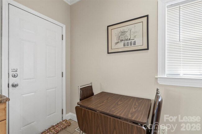 Building Photo - 703 S Summit Ave