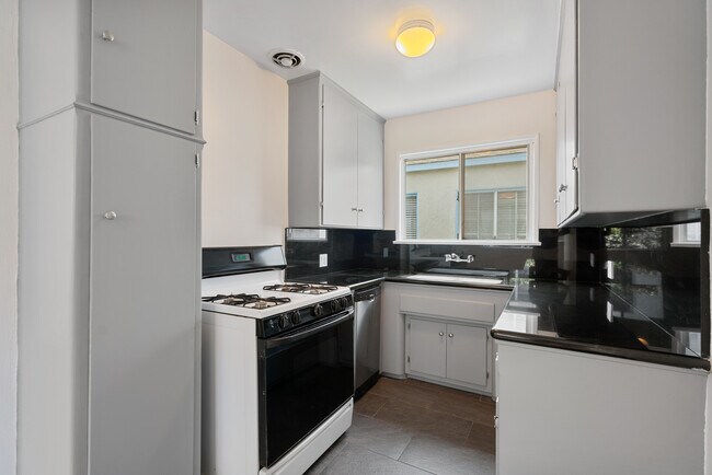 Building Photo - 4820 Inglewood Blvd