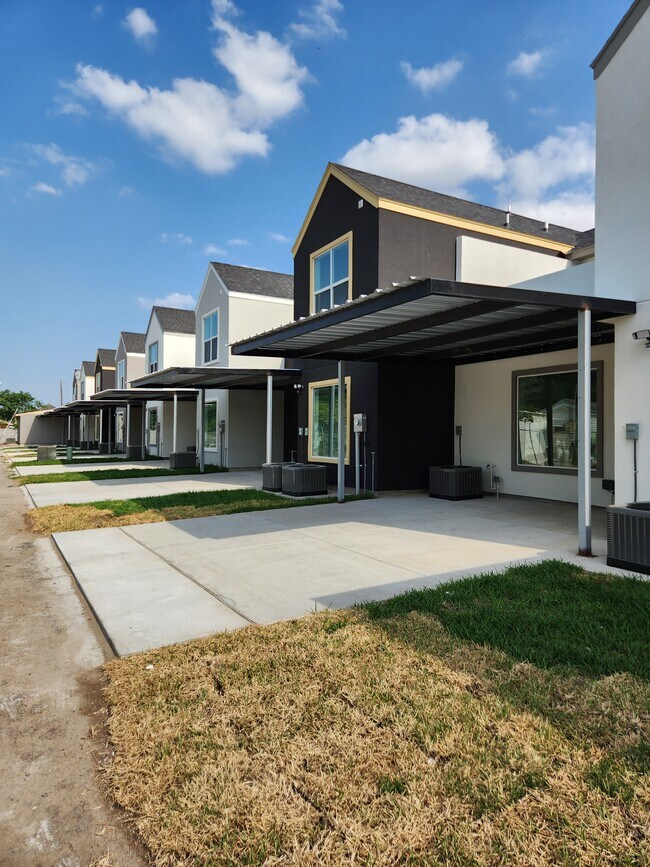 Building Photo - 702 W Seminole Ave