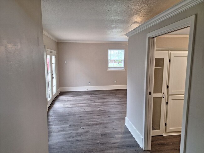 Building Photo - Large Awesome Home with Shop