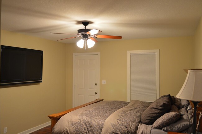 Building Photo - Large one bedroom/One Bath - NE Rochester