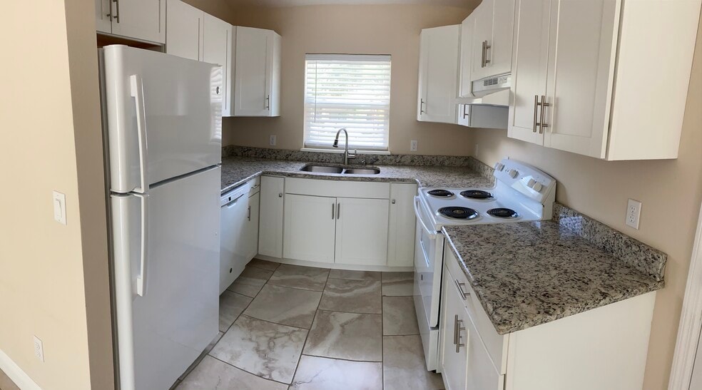 Kitchen - 800 E Gottsche Ave