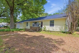 Building Photo - 805 S Cedar St