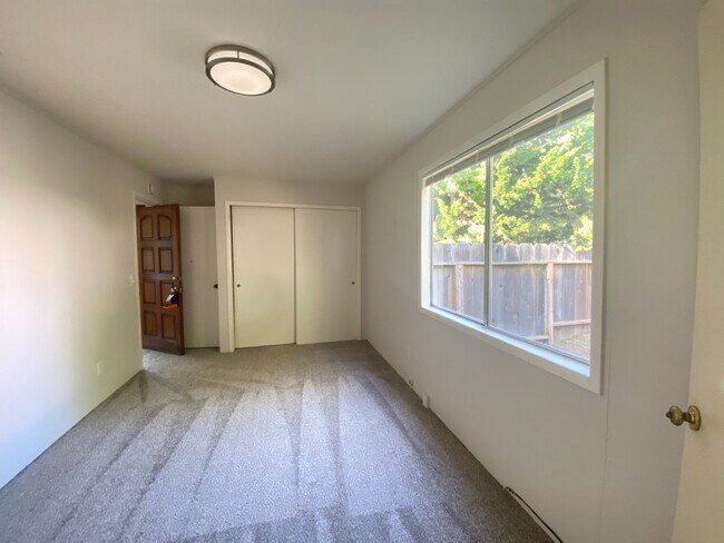 Building Photo - Updated 3-bedroom, 2-bath home in PG!