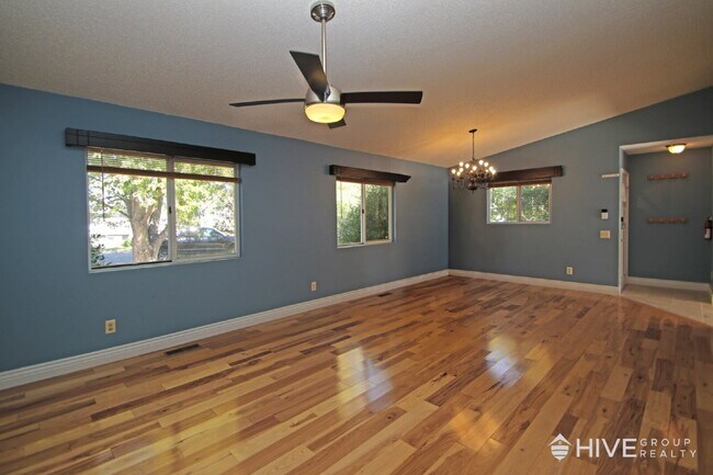 Building Photo - Bright and Spacious Home with a Fantastic ...