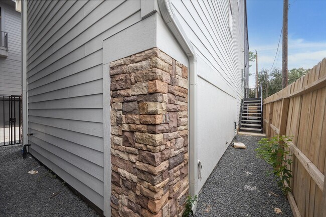 Building Photo - 1631 Beall St