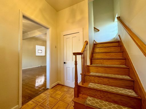 Building Photo - 3 Bedroom 2 Full Bath Plus Office Renovated Victorian Style Family Home Available NOW!