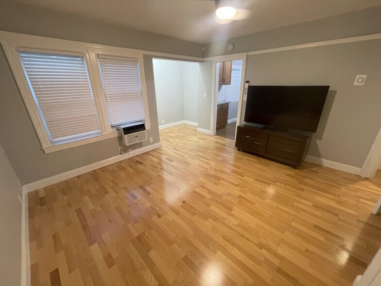 Family View 3 - 4844 Daisy St