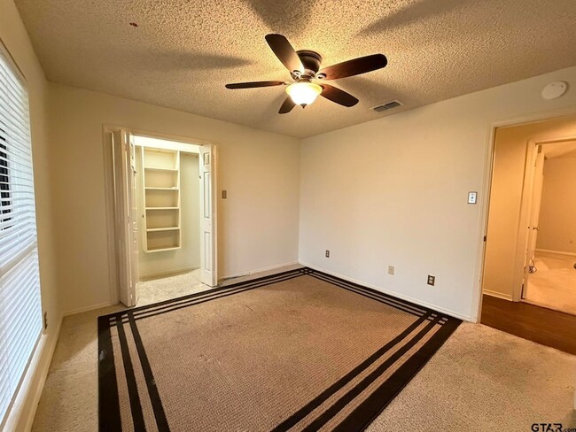 Building Photo - 2304 Deanna Ave