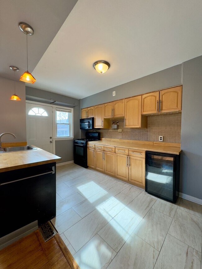Building Photo - Spacious 4-Bedroom Townhome with Modern Am...