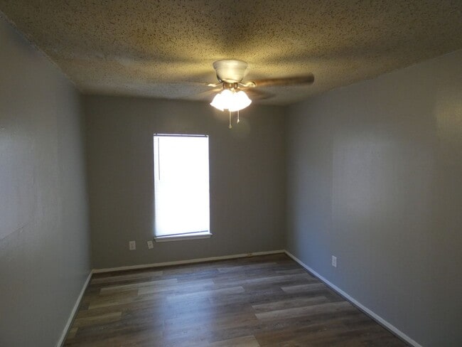 Building Photo - 3 bedroom, 1 bath