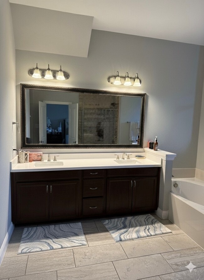 Building Photo - 557 Reale Dr