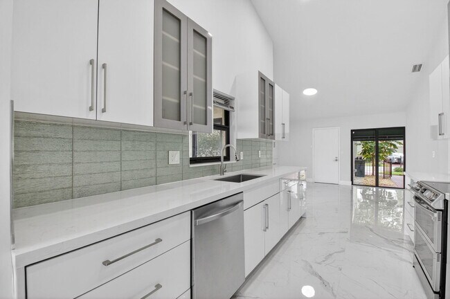 Building Photo - 6545 Las Flores Dr