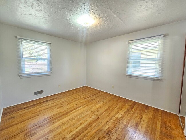 Building Photo - $1,900 - 3 Bed / 2 Bath Charming Rancher Home near the Downriver Golf Course