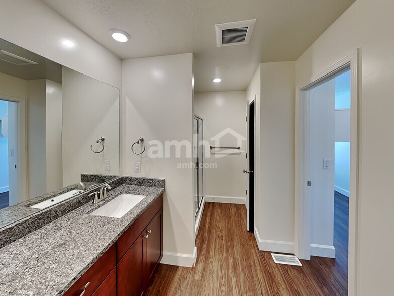 Building Photo - 2054 E Silverado Ln