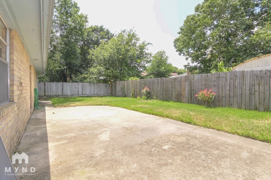 Building Photo - 7014 Stoney River Dr