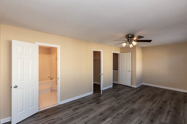 Building Photo - 3 BR, 2.5 BA Townhome in North Stafford