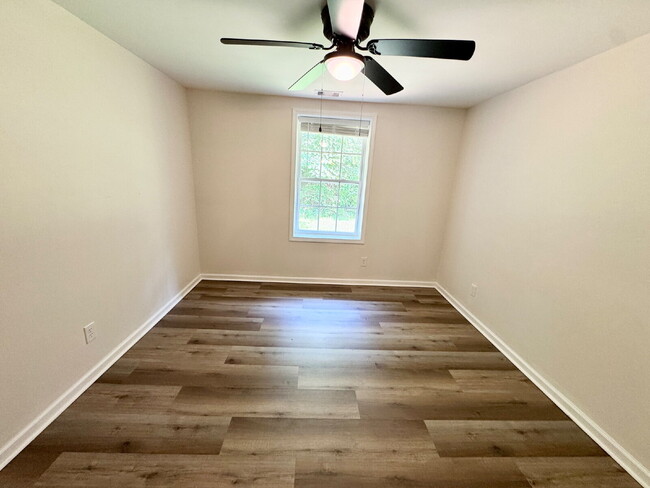 Building Photo - 2 bedroom, 1 bathroom in Seneca