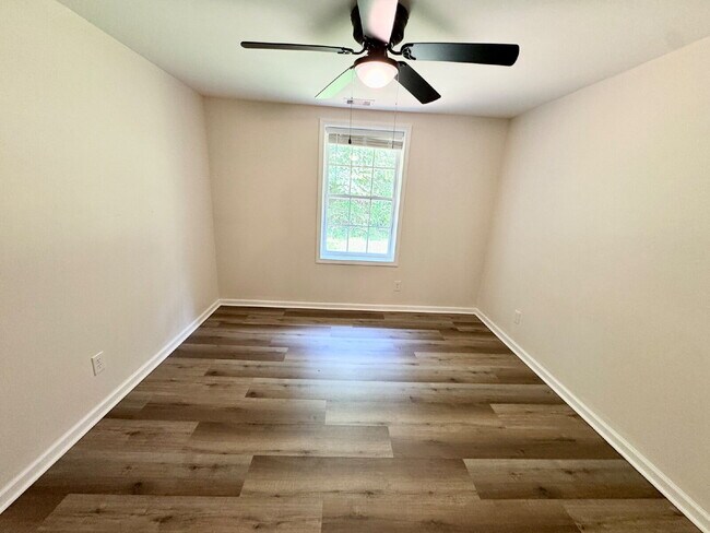 Building Photo - 3 bedroom, 2 bathroom in Seneca